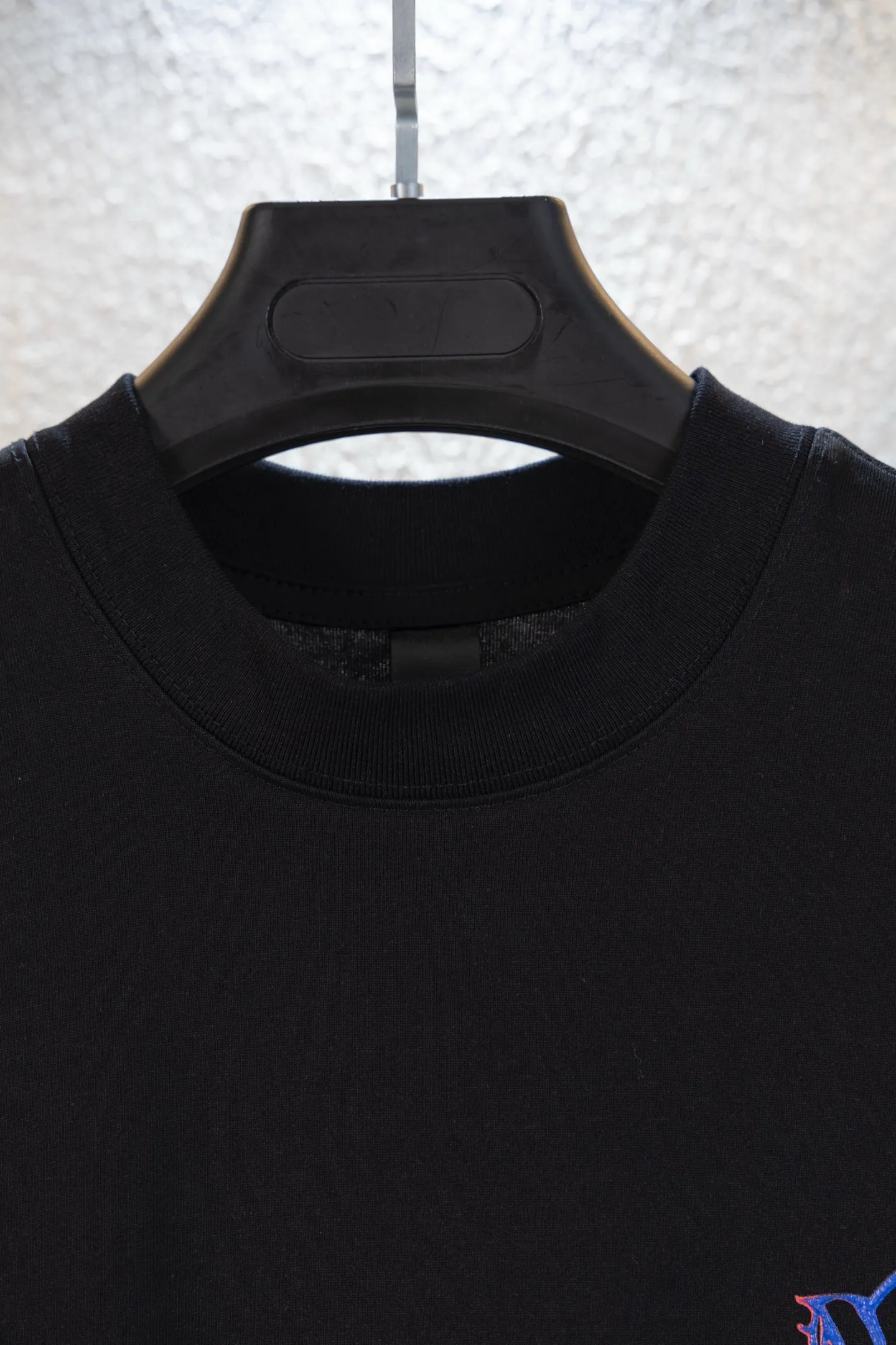 🅿️170 top version model number k8046 CH Kejia Sanskrit cross heavy industry foam printed T-shirt! Every one of Crow's products is really unique. Every piece has a back view. This leather label design is really cool. The leather label and silver jewelry design make the whole dress the icing on the cake. The texture of the whole short-sleeved piece is really amazing. It is made of 260g pure cotton fabric! 100% authentic to the official version, with all the details. All cuffs, shoulder seams, armholes, and necklines are all double-needle crimping. This is the rigorous craftsmanship that big brands should have. Details determine quality. The original washed tag packaging is full of style! The whole piece adopts three-needle and five-thread technology (neckline-shoulder seam-sleeve seam-double-pressed thread, which looks more three-dimensional and textured) and has the same craftsmanship as the original original, with a classic version, small dropped shoulders, and a micro silhouette! Color: Black White Size: XS-L
